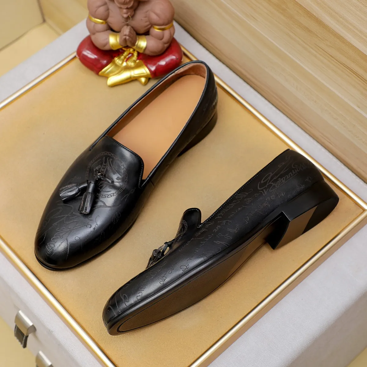 Men's shoes 💰560 💰 Louis Vuitton LV ® Autumn and Winter 🆕 models 🔛Full shoe counter First layer cowhide, 🐂Leather lined casual shoes for men, super soft outsole, a must-have for driving. Counter synchronization Original first layer cowhide Completely 1:1 mold customization 🌹Top version, 2 colors available! Number: 38-45 (37.46. Customized)